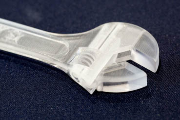 3Dプリンターで作成した透明アクリルのスパナ