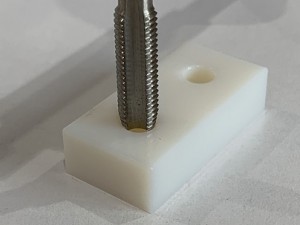 中山木型ブログ　３Ｄプリンターで作成した製品にネジ加工　インサート(ヘリサート)も可能　タップ加工中の画像